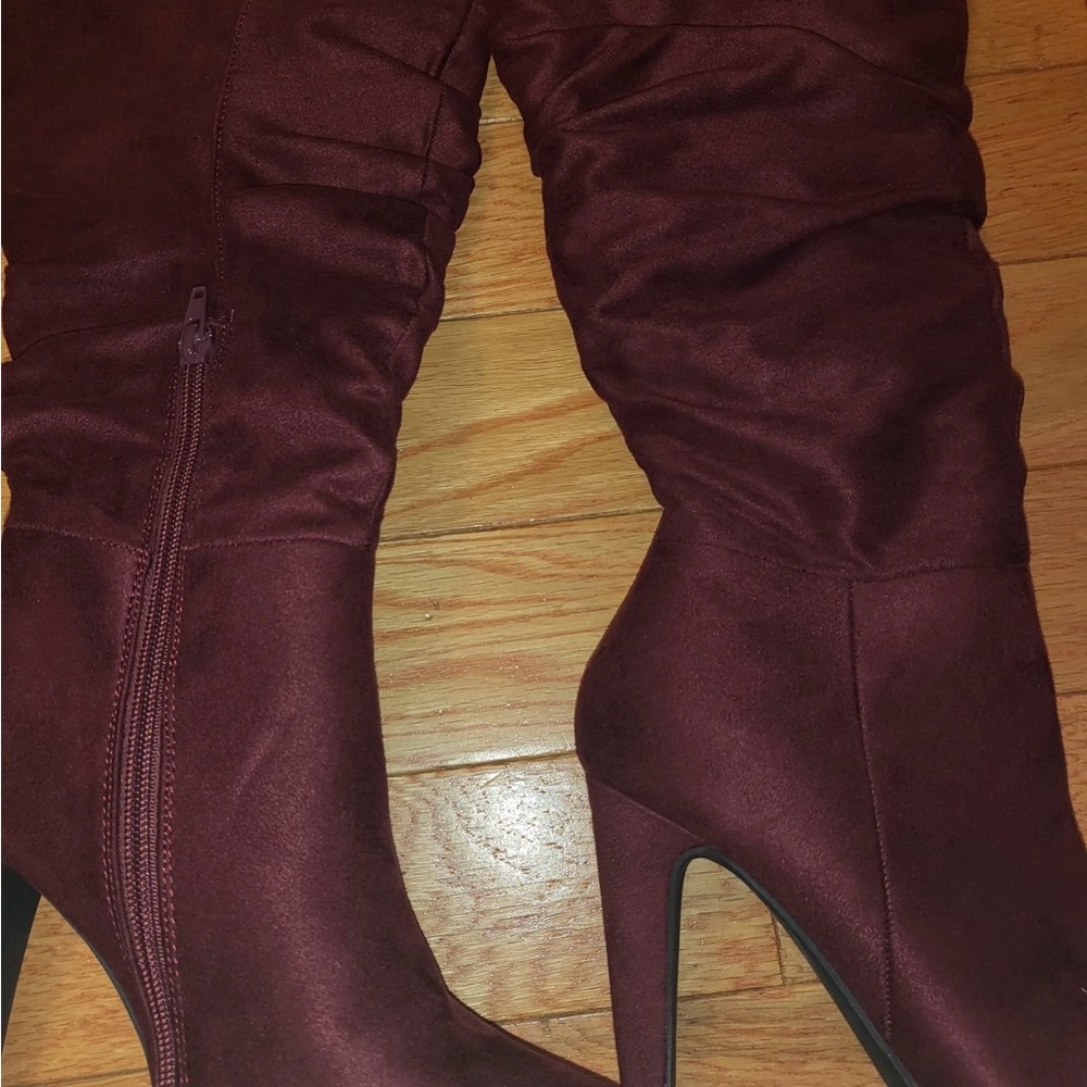 Burgundy suede knee-high boots with side zipper and 4" heel Size 7